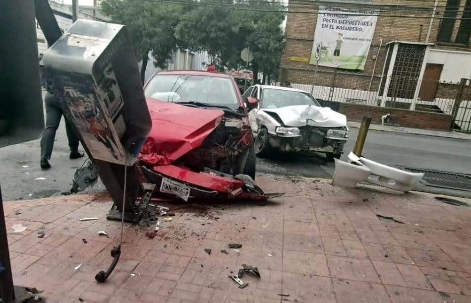 Un doble choque que se registró en el centro de Monterrey, provocó una intensa movilización de los puestos de socorro y tránsito, quienes auxiliaron a los conductores.