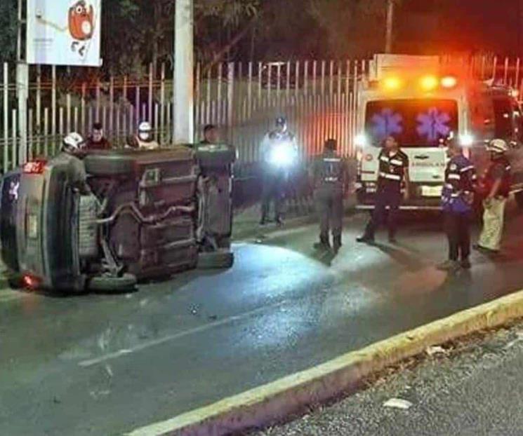 Muere mujer en volcadura de camioneta en Monterrey