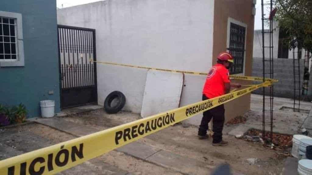 Rescatan a hombre de incendio en su casa