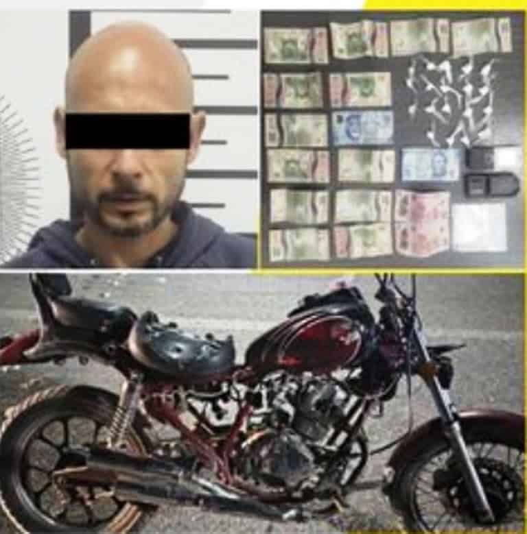 Un motociclista que circulaba por la Carretera Nacional, fue detenido luego de protagonizar un conato de choque con elementos del Grupo de Reacción Inmediata de la Secretaría de Seguridad Pública y Vialidad de Santiago, y de encontrársele entre sus pertenencias sustancias con características de enervantes.