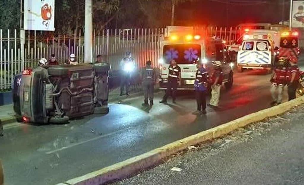 Una mujer perdió la vida al volcar camioneta en la Avenida Manuel L Barragán, frente a las instalaciones del Parque Niños Héroes, de Monterrey.