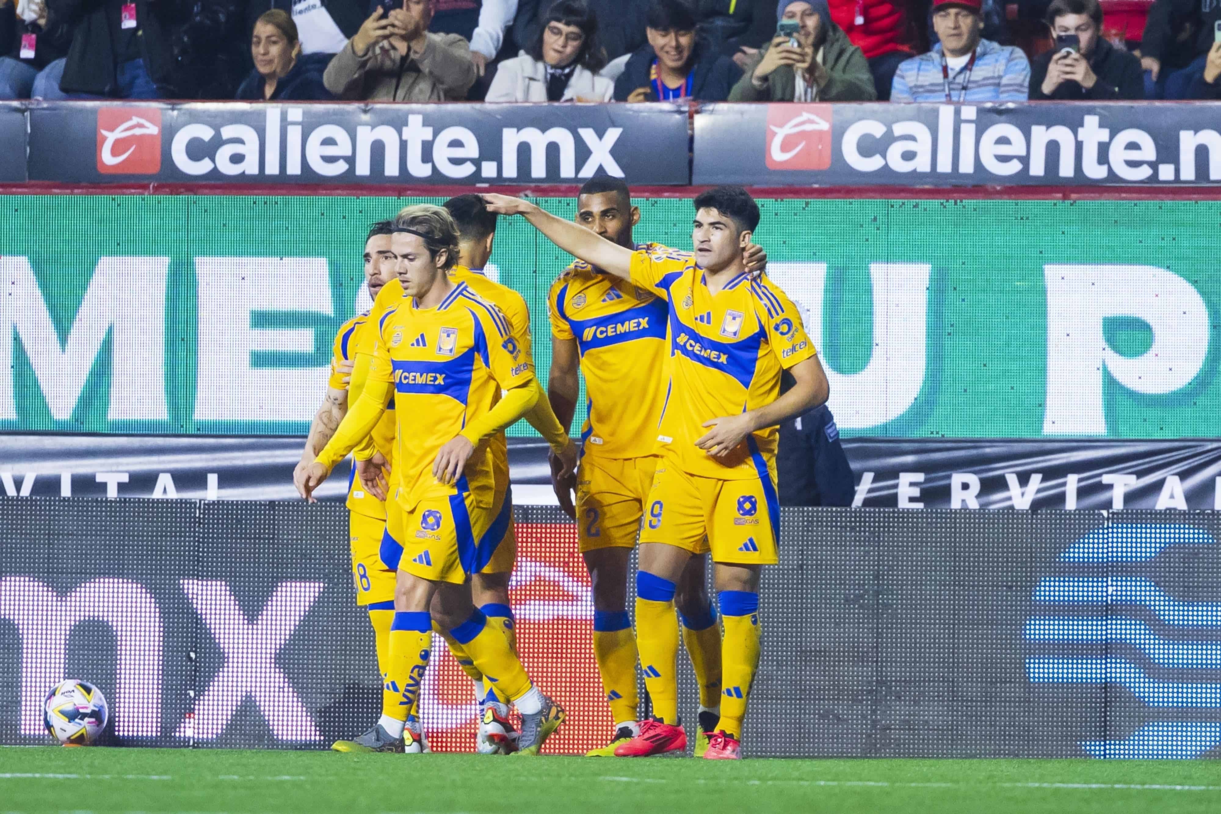 Nicolás Ibáñez hace el 1-0.