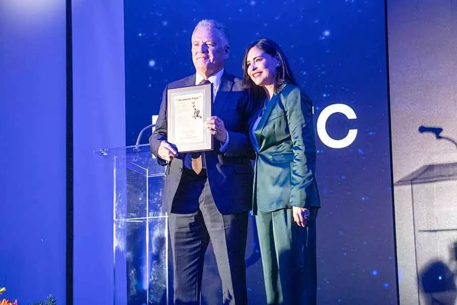 Tec Gdl premia a egresado Alfonso Pompa Padilla