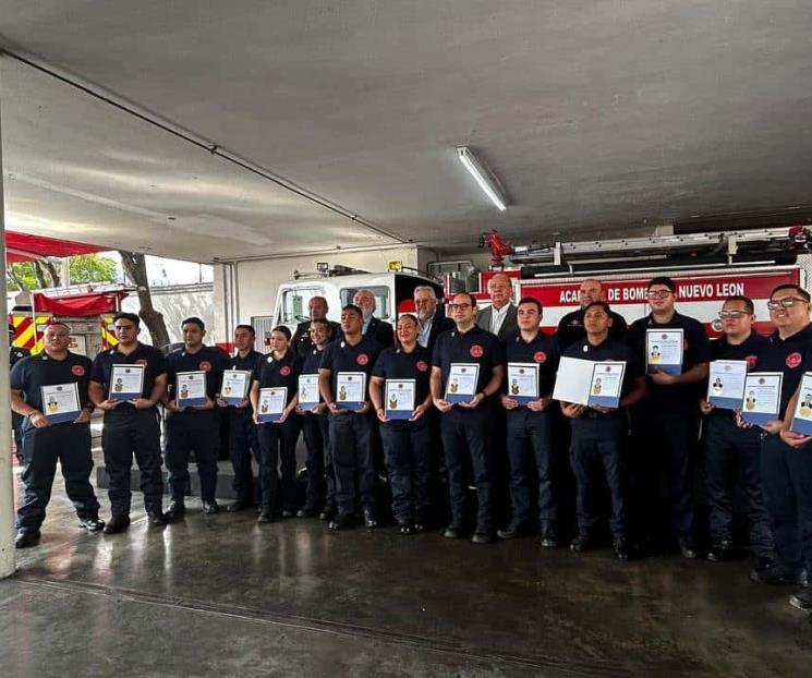 Se gradúan 15 nuevos bomberos en NL